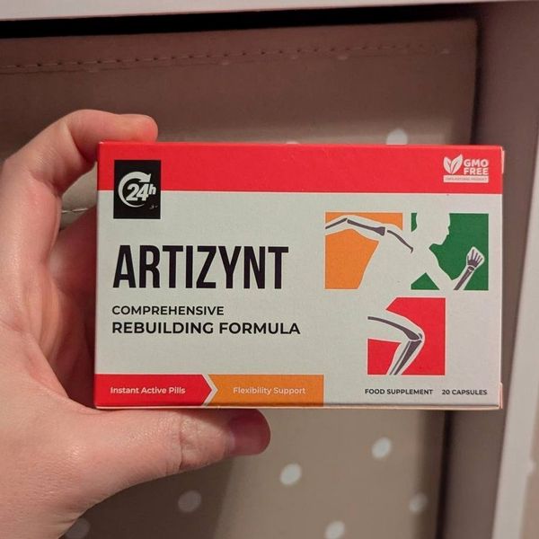 Mano que sostiene la caja blanca y roja de ArtiZynt