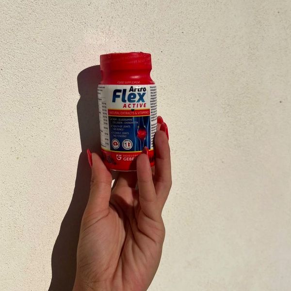 Mano que sostiene el bote de ArtroFlex Active ante una pared clara
