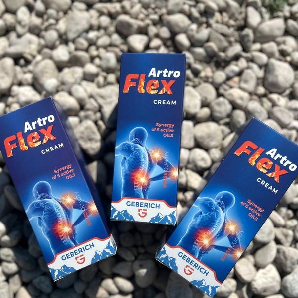 Tres cajas azules de ArtroFlex Cream, con una figura humana y puntos rojos en la espalda, sobre guijarros