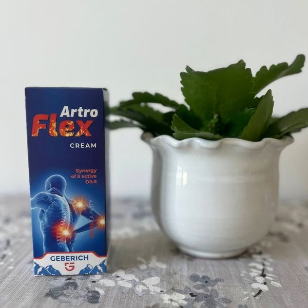 Caja de ArtroFlex Cream sobre una mesa junto a una maceta blanca