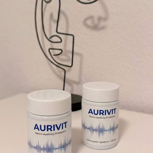 Dos botes de Aurivit, uno de ellos visto desde arriba