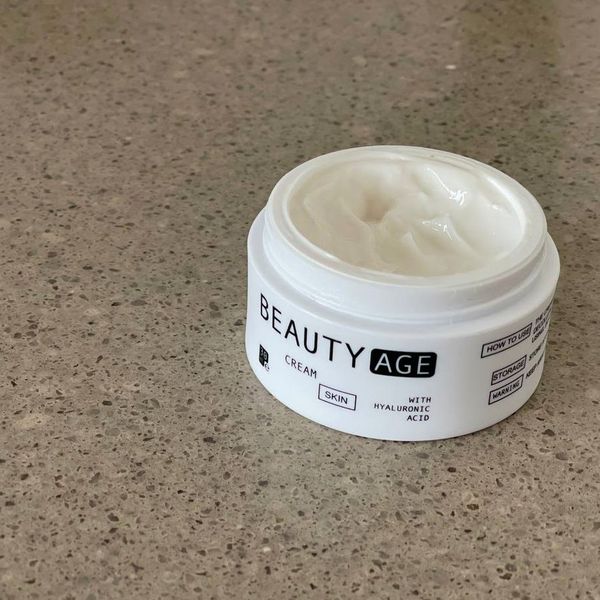 Tarro de Beauty Age Skin abierto, con la crema a la vista