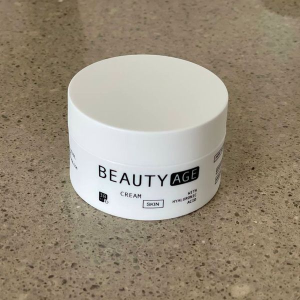 Tarro blanco de Beauty Age Skin cerrado sobre una encimera