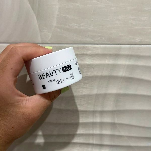 Mano que sostiene el tarro de Beauty Age Skin