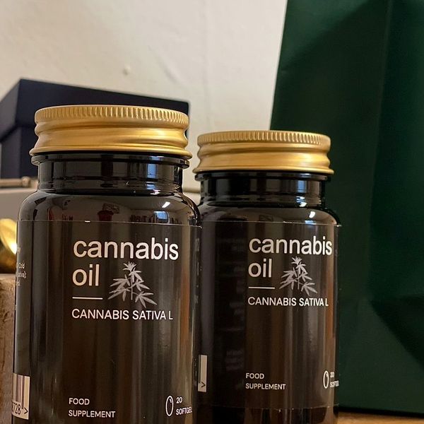Dos tarros de vidrio oscuro de Cannabis Oil con tapa dorada