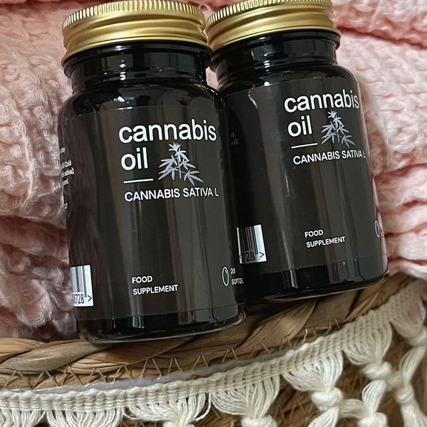 Dos tarros de Cannabis Oil sobre una cesta de mimbre