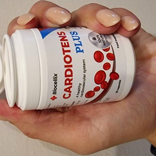 Bote de Cardiotens Plus tumbado entre dos manos