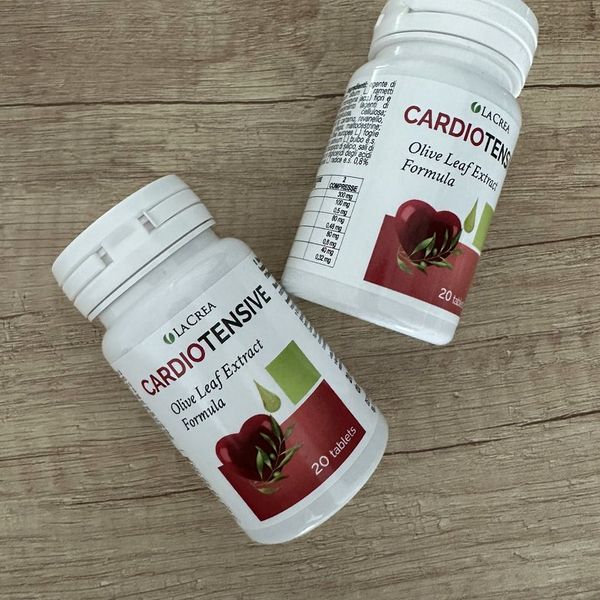 Dos botes de Cardiotensive tumbados sobre madera clara