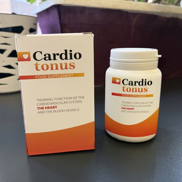 Caja y bote de Cardiotonus sobre una mesa oscura