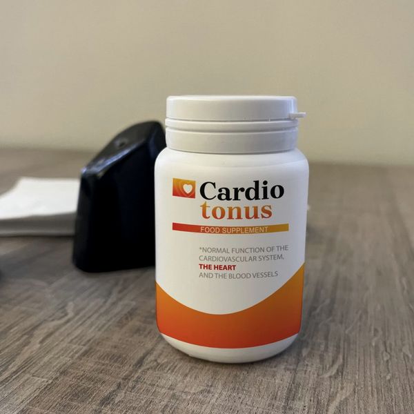 Bote de Cardiotonus sobre una mesa de madera