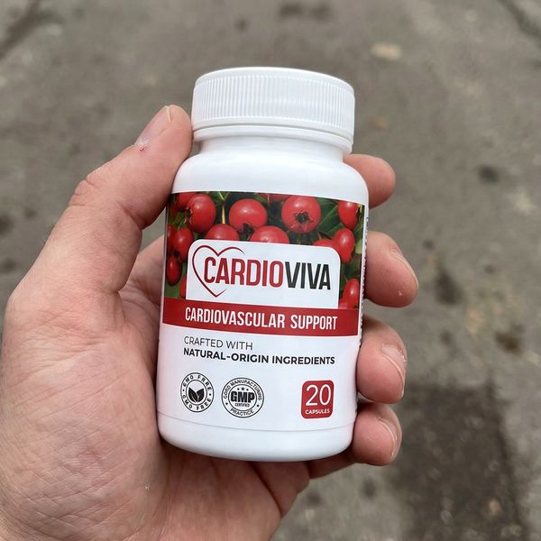 Mano que sostiene el bote de CardioViva de 20 cápsulas