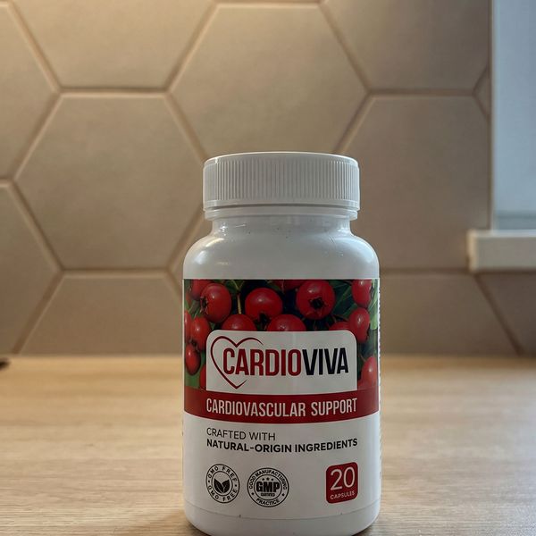 Bote de CardioViva sobre una mesa de madera