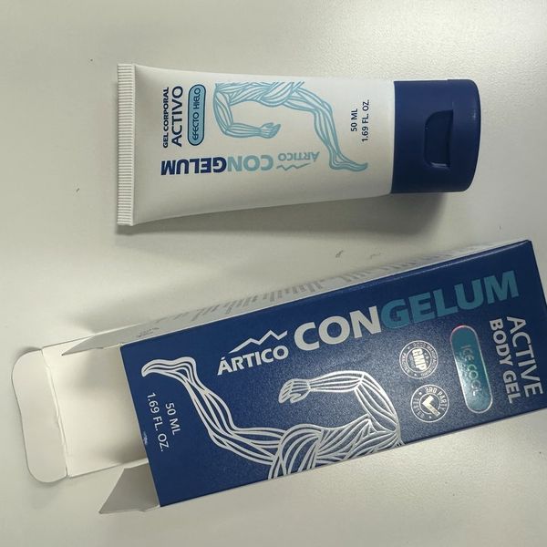 Tubo blanco de Ártico Congelum, con tapón azul y 50 ml, junto a su caja azul marino abierta en una mesa