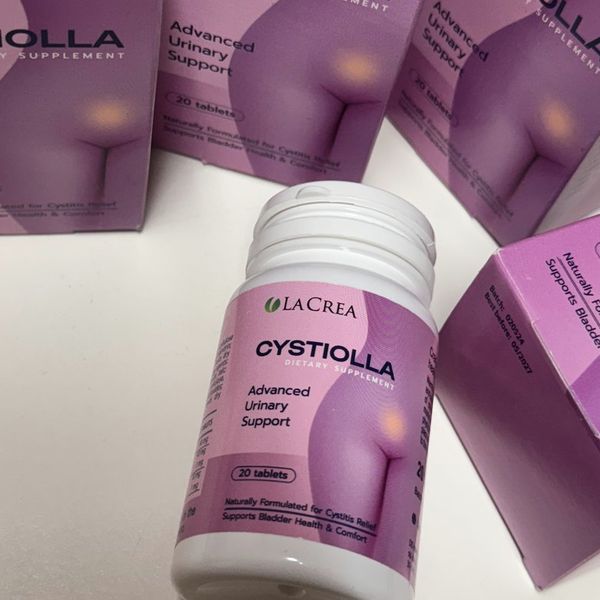 Bote de Cystiolla entre sus cajas de color rosa