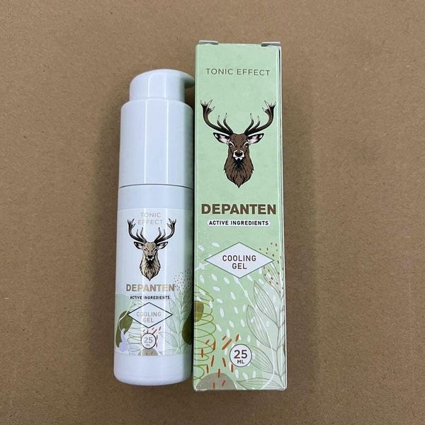 Frasco airless blanco de Depanten y, al lado, la caja verde claro con una cabeza de ciervo, sobre papel marrón