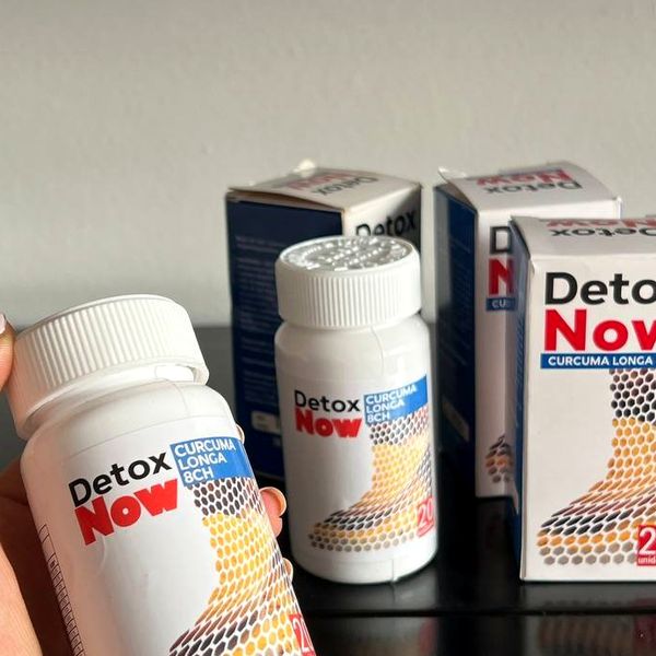 Botes y cajas de Detox Now, con el dibujo de panal en la etiqueta