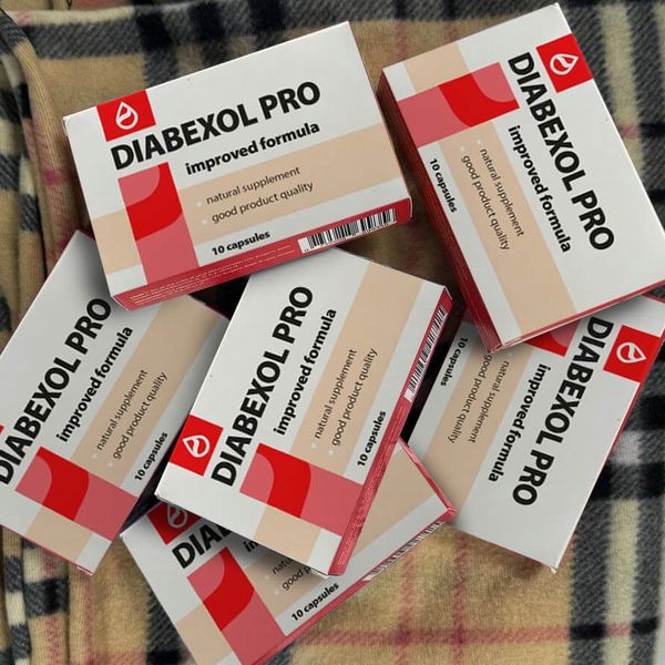 Varias cajas blancas y rojas de Diabexol Pro, de 10 cápsulas, repartidas sobre una manta de cuadros beis