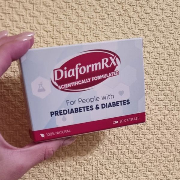 Mano que sostiene la caja de DiaformRX de 20 cápsulas