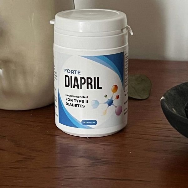 Bote blanco de Diapril sobre un mueble de madera oscura