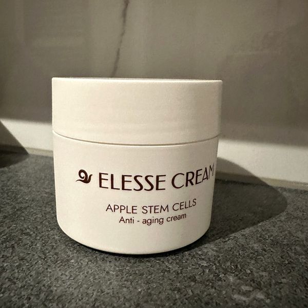 Tarro blanco de Elesse Cream sobre una encimera oscura