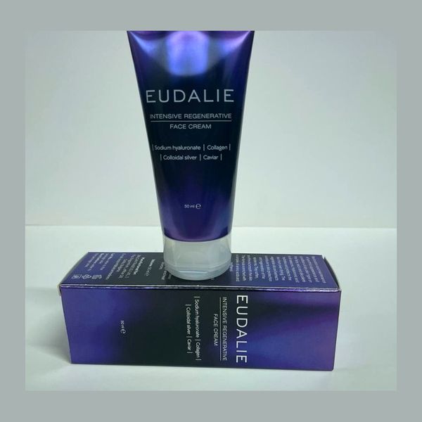 Tubo violeta de Eudalie de pie sobre su caja
