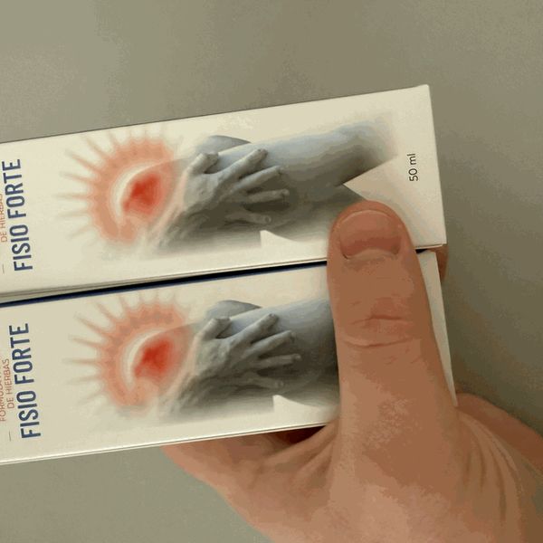Mano que sostiene dos cajas de Fisio Forte de 50 ml