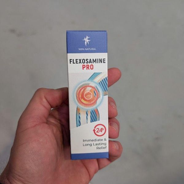 Mano que sostiene la caja de Flexosamine PRO