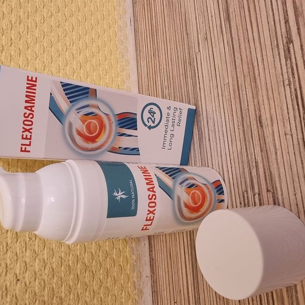 Frasco de Flexosamine destapado junto a su caja y el capuchón, sobre un mantel de bambú