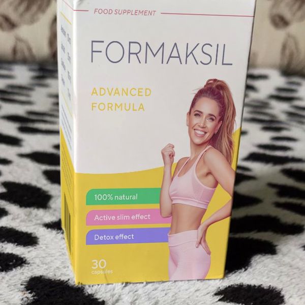 Caja blanca y amarilla de Formaksil, 30 cápsulas, con una mujer vestida de deporte, sobre una alfombra moteada