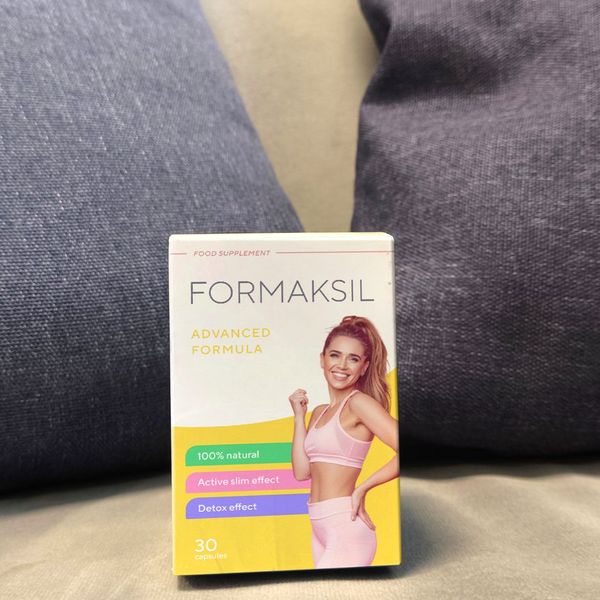 Caja de Formaksil de 30 cápsulas apoyada en un sofá