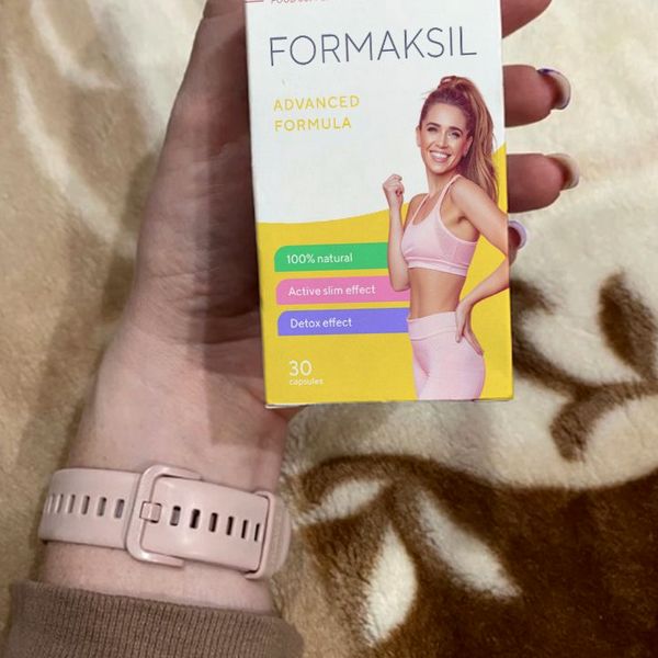 Caja de Formaksil sujeta con una mano sobre una manta estampada