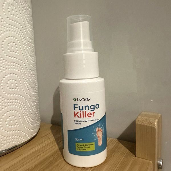 Espray blanco de Fungo Killer sobre una mesa de madera