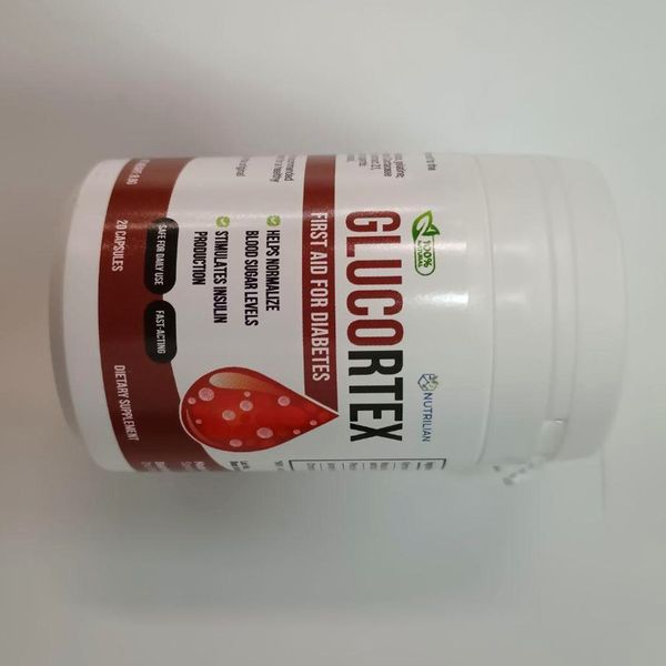 Bote blanco y granate de Glucortex, 20 cápsulas, tumbado sobre una superficie blanca, con su gota roja