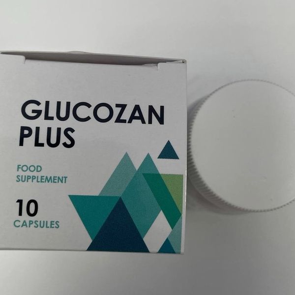 Primer plano de la caja blanca de Glucozan Plus, 10 cápsulas, con triángulos verdes, junto a la tapa del bote