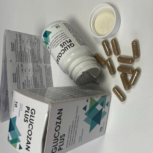 Bote de Glucozan Plus tumbado con las cápsulas fuera, junto a la caja y el prospecto