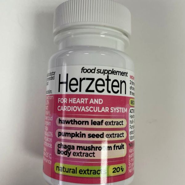 Primer plano del bote blanco de Herzeten: etiqueta rosa que anuncia espino blanco, calabaza y chaga