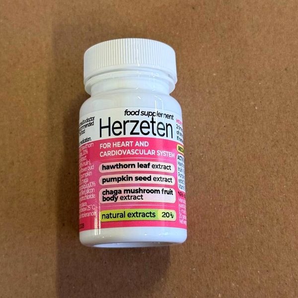 Bote de Herzeten sobre una superficie marrón