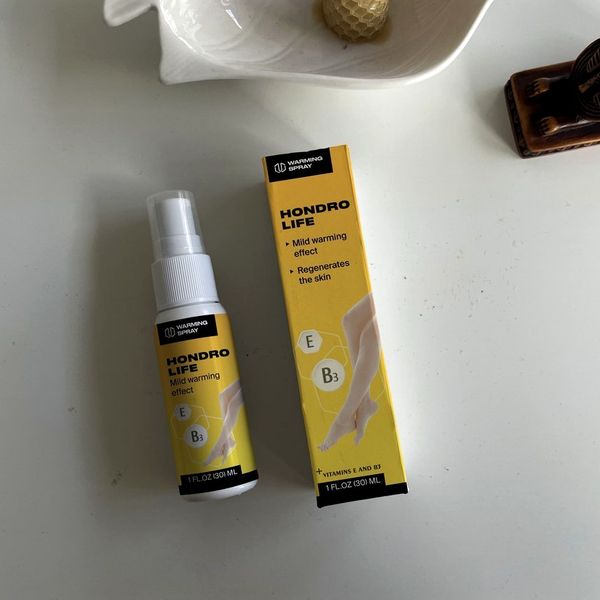 Espray y caja amarilla de Hondrolife sobre una mesa blanca