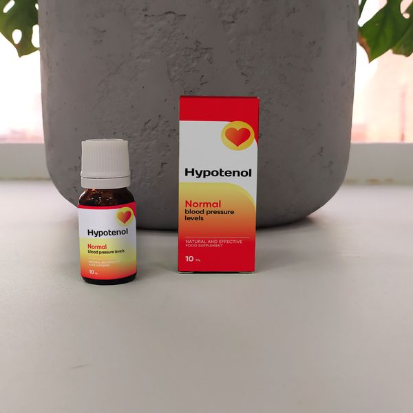 Frasco y caja de Hypotenol sobre una repisa clara