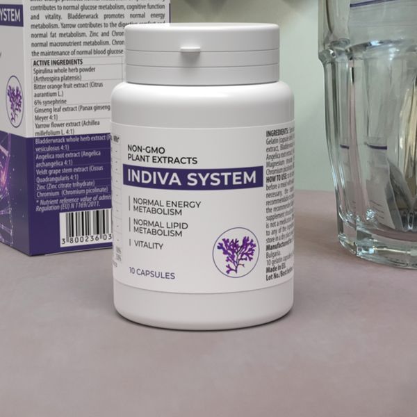 Bote blanco de Indiva System junto al lateral de la caja y un vaso de agua