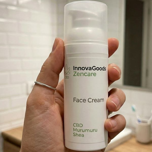 Mano que sostiene el frasco blanco de InnovaGoods Zencare