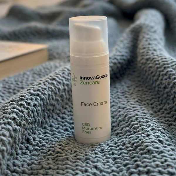 Frasco de InnovaGoods Zencare sobre una manta de punto