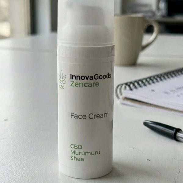 Frasco de InnovaGoods Zencare en un escritorio, junto a una libreta