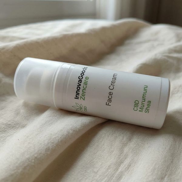 Frasco de InnovaGoods Zencare tumbado sobre una sábana