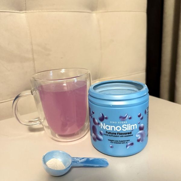 Bote azul de Nano Slim con su cacito y una taza de bebida rosa