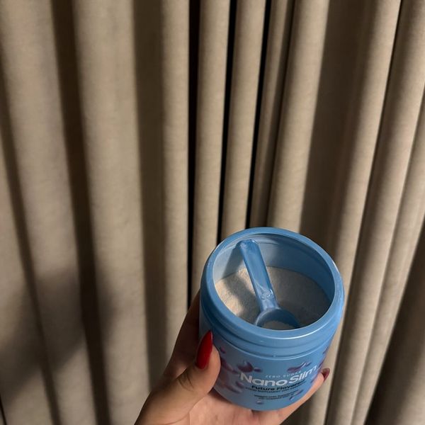 Bote de Nano Slim abierto, con el cacito dentro del polvo