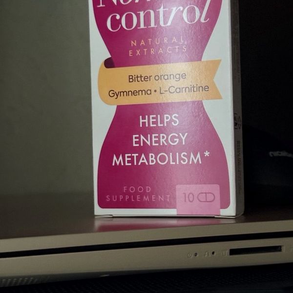 Caja de NormControl apoyada en un portátil