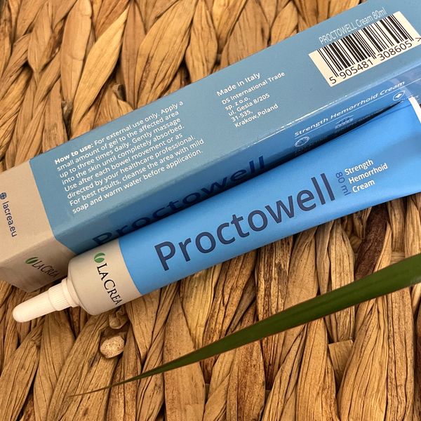 Tubo de Proctowell con su cánula apoyado en la caja