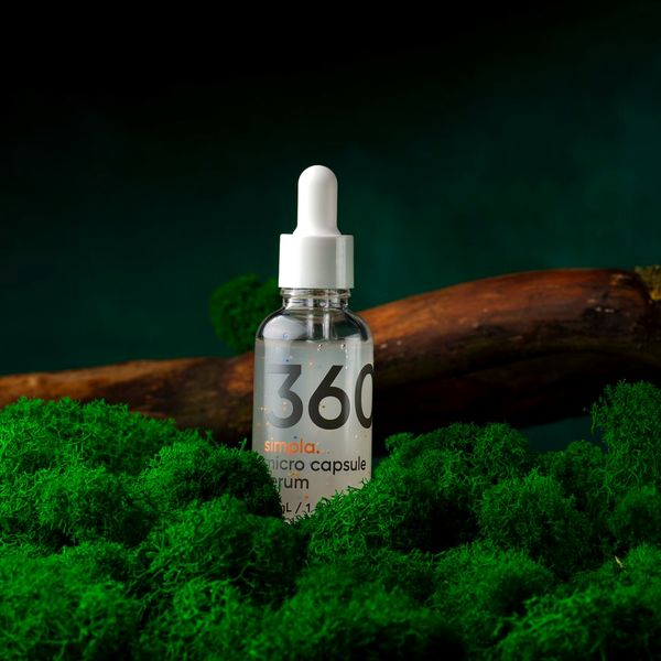Frasco de Simpla 360 sobre musgo verde