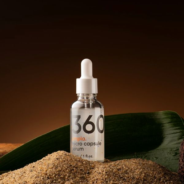 Frasco transparente de Simpla 360 de 30 ml sobre arena